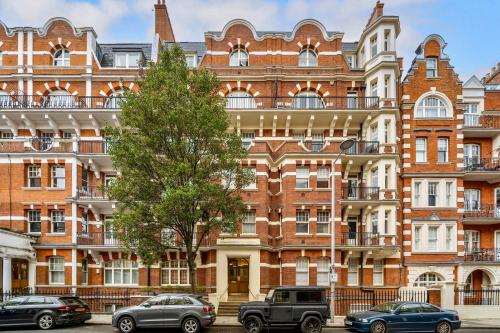 Exterior view, Quintessential Chelsea Apartment with 2 Bedrooms - Modern & Luxury in Kensington and Chelsea