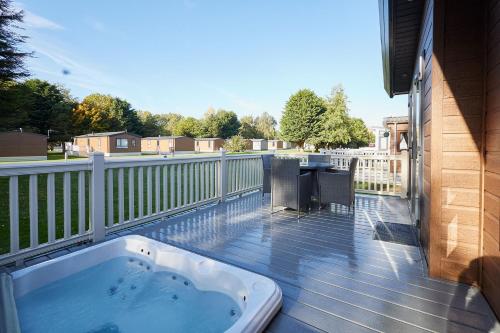 Barakah Lodge with Hot Tub - Allerthorpe