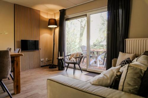 Koplietošanas atpūtas telpa ar TV, Sfeervol vakantiehuis met sauna omgeving Breda - VP100 in Hoeven (North-Brabant)