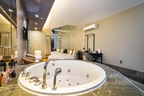 Bathroom, Collection O District 10 - Bonita Grand Hotel in District 10