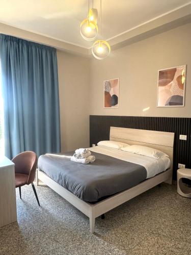 1 queen bed, 1 twin bed