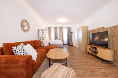 Shared lounge/TV area, 75m Group Oasis next to Park, Parking, Fast WiFi, Airport & Central Station connection in Treptow