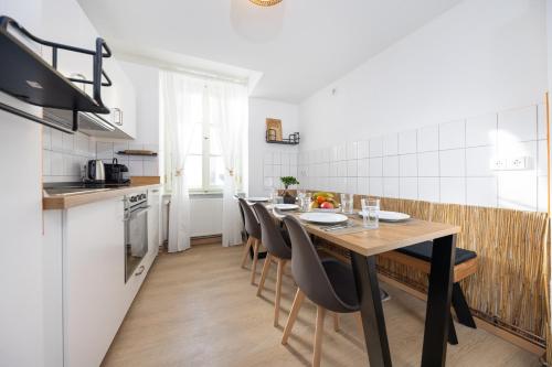 Facilities, 75m Group Oasis next to Park, Parking, Fast WiFi, Airport & Central Station connection in Treptow