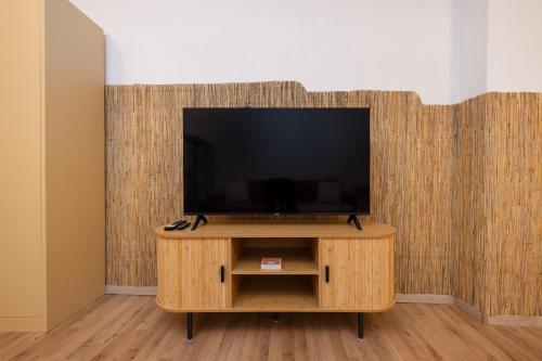Shared lounge/TV area, 75m Group Oasis next to Park, Parking, Fast WiFi, Airport & Central Station connection in Treptow