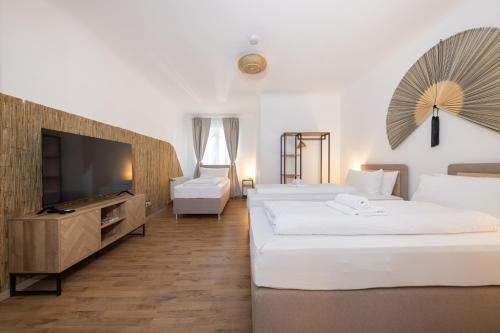 Shared lounge/TV area, 75m Group Oasis next to Park, Parking, Fast WiFi, Airport & Central Station connection in Treptow