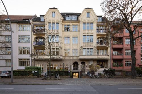 Exterior view, 75m Group Oasis next to Park, Parking, Fast WiFi, Airport & Central Station connection in Treptow
