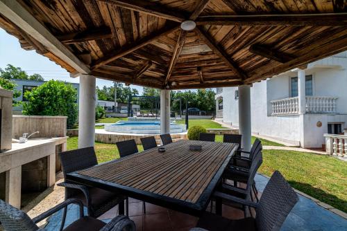 Holiday house with a swimming pool Radmani, Porec - 16440 in Radmani