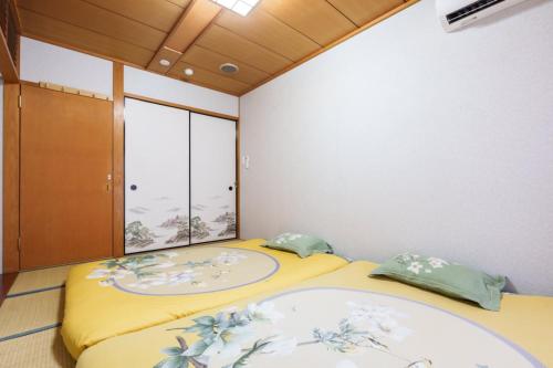 Just a short walk 心斎橋 Glico Sign 1min 道頓堀30-second 黒門市場 難波駅 Dotonbori Guesthouse 松の阁