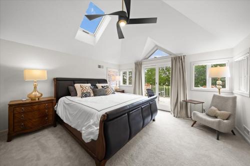 2BR Guesthouse Near Lakes with BBQ & Hot Tub in บลูสปริงส์ (MO)