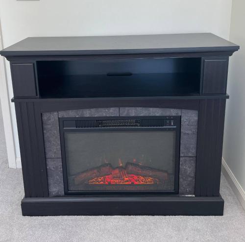 2BR Guesthouse Near Lakes with BBQ & Hot Tub in บลูสปริงส์ (MO)