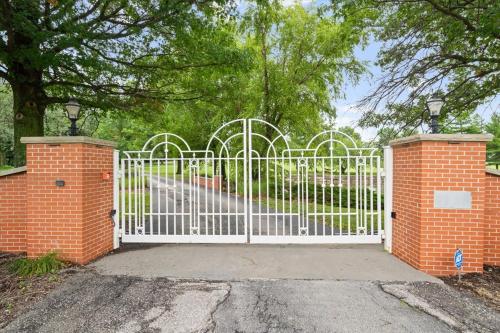 2BR Guesthouse Near Lakes with BBQ & Hot Tub in บลูสปริงส์ (MO)