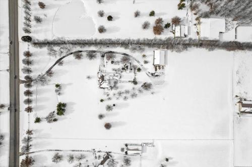 2BR Guesthouse Near Lakes with BBQ & Hot Tub in บลูสปริงส์ (MO)