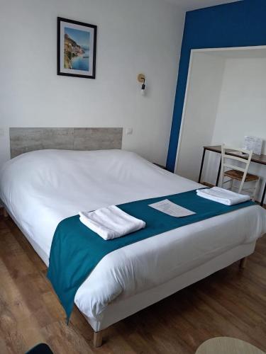 1 queen bed, 2 twin beds