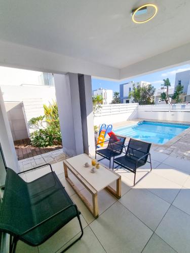 المرافق, Beach Villa With Private Pool And BBQ in بيريفوليا