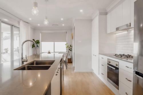 Casa De Soleil - New Modern Home in Central Location in 諾拉