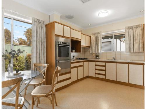 Spacious and Modern Guest House - Broadview