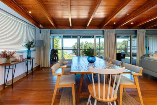 Vince's Landing - Stunning Big Private Waterfront Cottage in โอลด์เอโรวัลเบย์