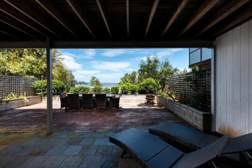 Vince's Landing - Stunning Big Private Waterfront Cottage in โอลด์เอโรวัลเบย์