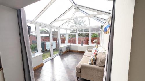 Sydenham Serenity: Bright Home with Conservatory in Sydenham