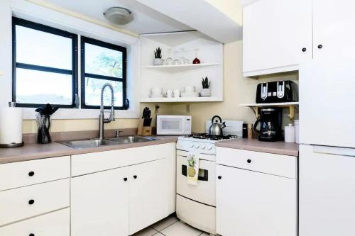 Cruz Bay Oasis Walk to Beach & Restaurants in 克魯斯灣