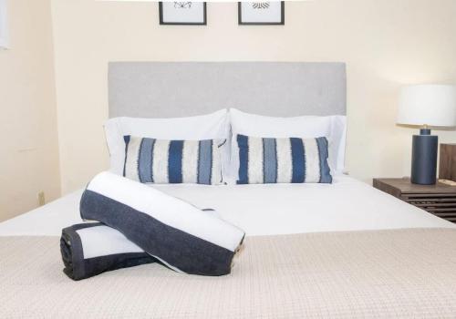 Cruz Bay Oasis Walk to Beach & Restaurants in 克魯斯灣