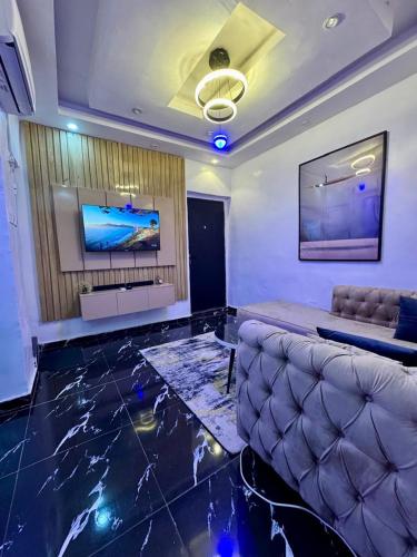 Shared lounge/TV area, The Apartment at Akoka Yaba, Lagos - House 16 Shobande Street in Somolu