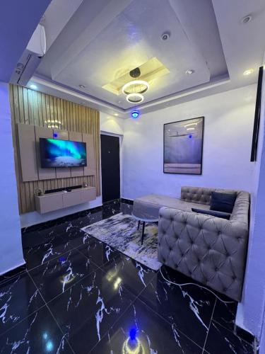 Shared lounge/TV area, The Apartment at Akoka Yaba, Lagos - House 16 Shobande Street in Somolu