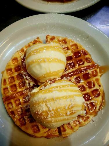 Villa ChoCoLatt Guest House and Porta Taverna Restaurant in Porterville