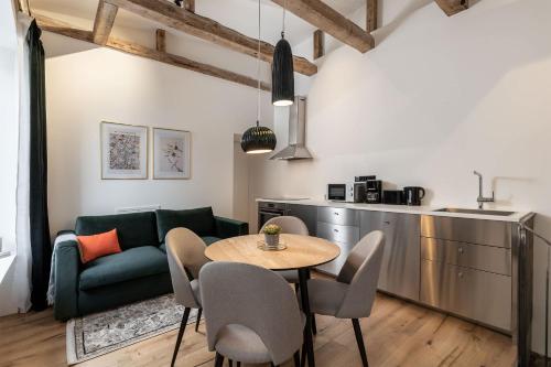 Brick & Beam Loft Duplex -30sqm- near Antonplatz, Берлин