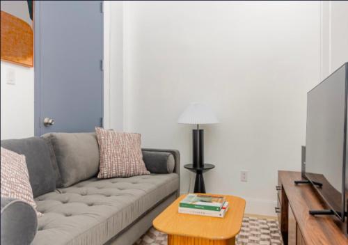 Murray Hill 2 Bed Furnished Apt, New York