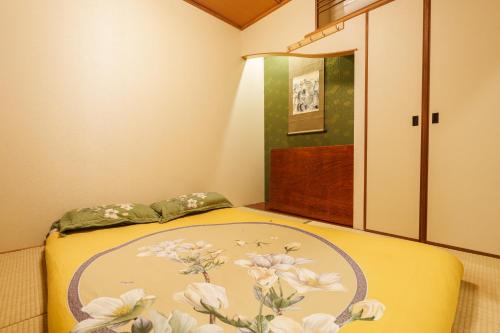 Just a short walk 心斎橋 Glico Sign 1min 道頓堀30-second 黒門市場 難波駅 Dotonbori Guesthouse 竹の阁