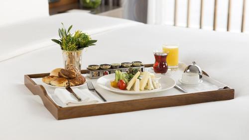 room detail thumbnail 2