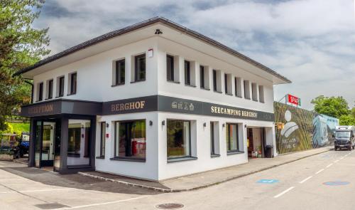 Sissepääs, Seecamping Berghof - Mobilheime in Heiligen Gestade