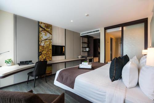 Siamese Hotel Pattaya, BW Signature Collection Room Type - Deluxe King Room with Bath Tub and Balcony - Non-Smoking