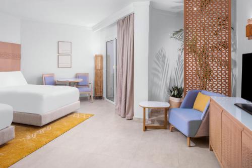 DoubleTree by Hilton Sharks Bay Resort Room Type - Premium Beachside Twin Room with Pool View