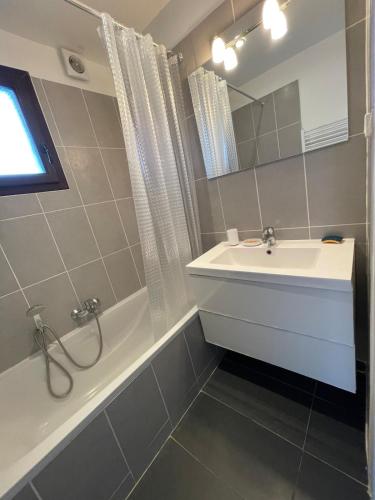 Spacieux duplex dans immeuble privé proche pistes (Spacieux duplex dans immeuble prive proche pistes) in อีโซลา