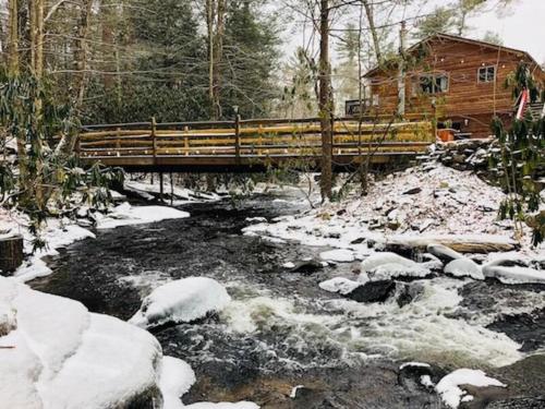 外部景觀, Idyllic Log Cabin Rental with a Porch in the Poconos of Pennsylvania in 卡纳登西斯
