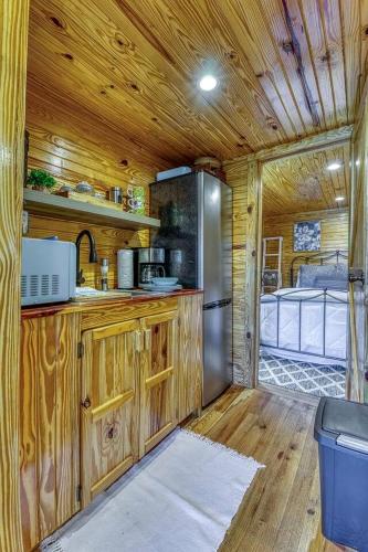 Gorgeous Tiny House with Indoor and Outdoor Lounging Space in Alabama in Rogersville (AL)
