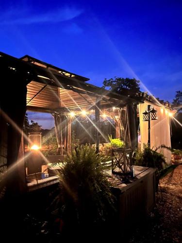 Gorgeous Tiny House with Indoor and Outdoor Lounging Space in Alabama in Rogersville (AL)