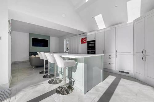 virtuve, Luxury Detached House in Large Private Grounds, with Outdoor Jacuzzi and Sauna in Weston (Staffordshire)