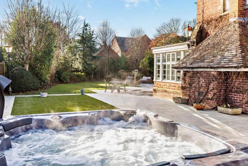 Karstais baseins, Luxury Detached House in Large Private Grounds, with Outdoor Jacuzzi and Sauna in Weston (Staffordshire)