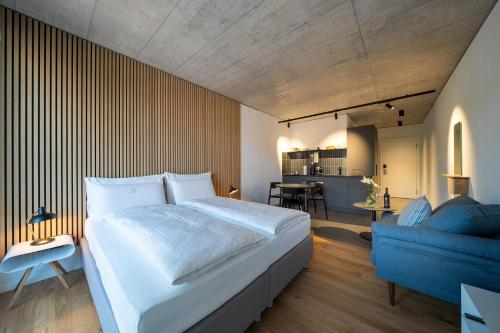 1 king bed, 1 sofa bed