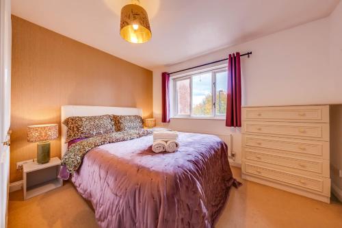 Spacious 3-Bedroom House with Garden and Parking, Londyn