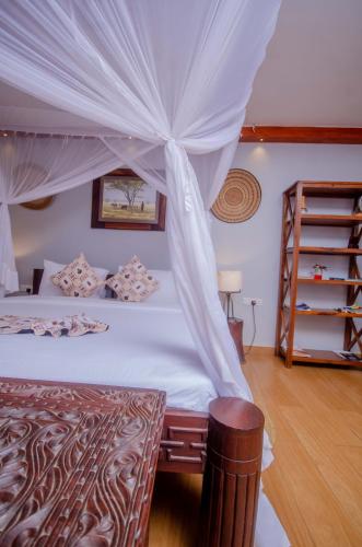 Amani Safari Lodge and Restaurant Room Type - Superior King Room