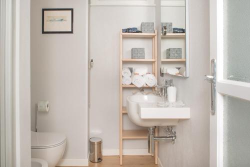 2 bedrooms, 5 beds
