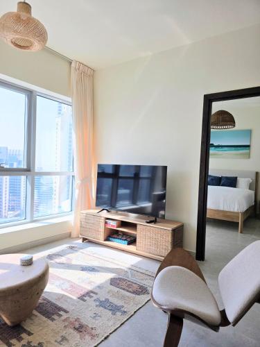Chic waterfront 1 bedroom apartment walk to beach promenade metro - image 2