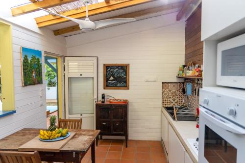 La Maison Jaune - Swimming pool & beach access 50 m away in Saint-Pierre