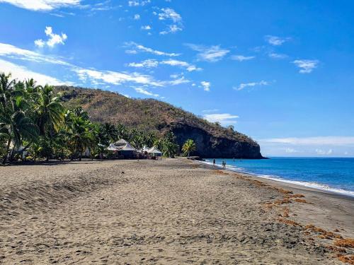 La Maison Jaune - Swimming pool & beach access 50 m away in Saint-Pierre