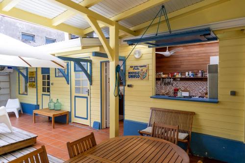 La Maison Jaune - Swimming pool & beach access 50 m away in Saint-Pierre