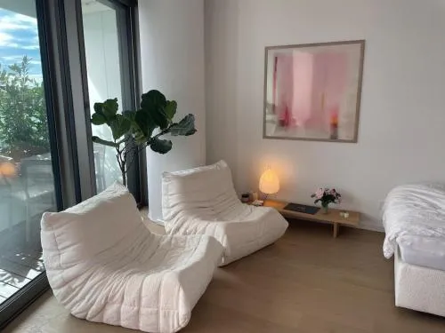 Wellness Oase direkt an der Donau in Wien 22 nahe zum VIC Vienna International Center and UNO in Wien, Österreich